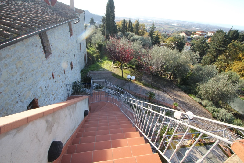 Incantevole Casa Toscana con Vista Mozzafiato & Jacuzzi – Vicino a Viareggio
