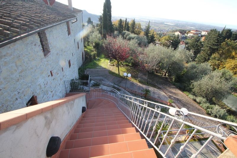 Porzione di rustico con vista mare e giardino a Corsanico