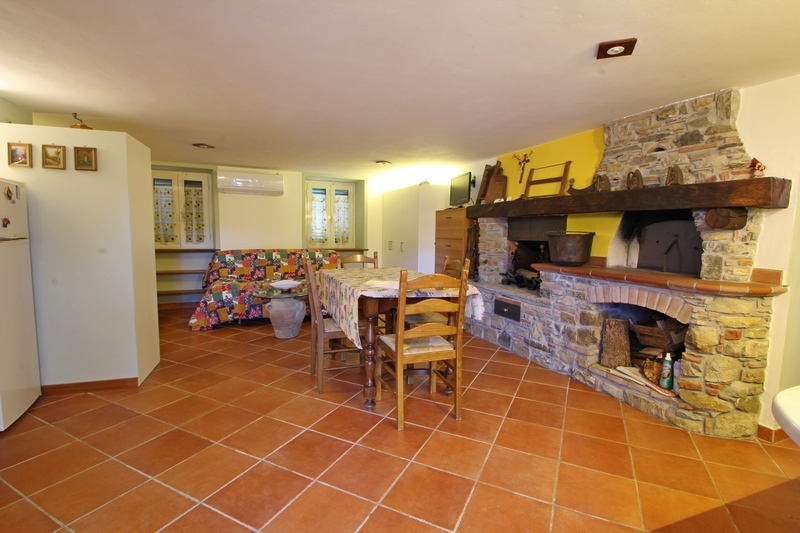 Rustico part with sea view and garden in Corsanico