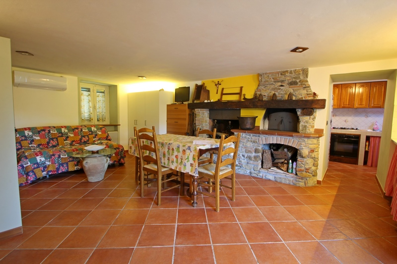 Rustico part with sea view and garden in Corsanico