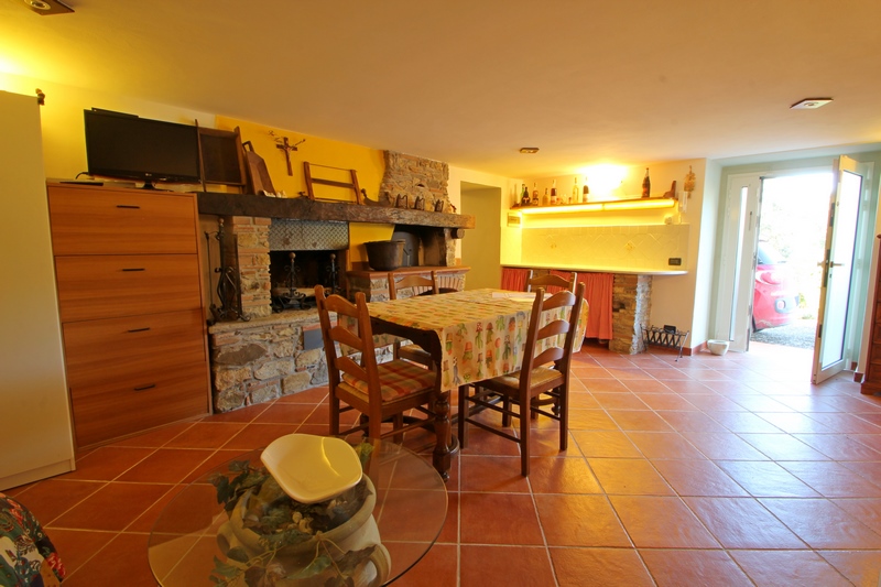 Rustico part with sea view and garden in Corsanico