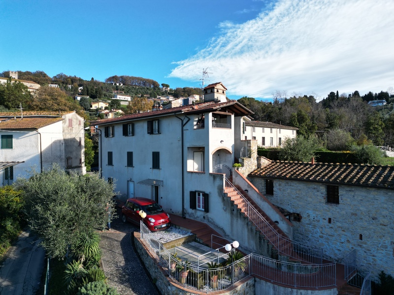 Porzione di rustico con vista mare e giardino a Corsanico