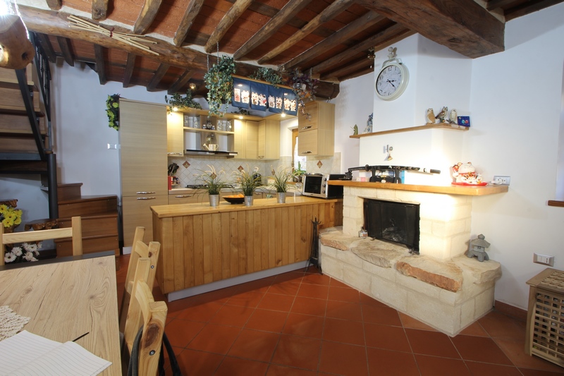 Casa con cortile interno e ampio terreno