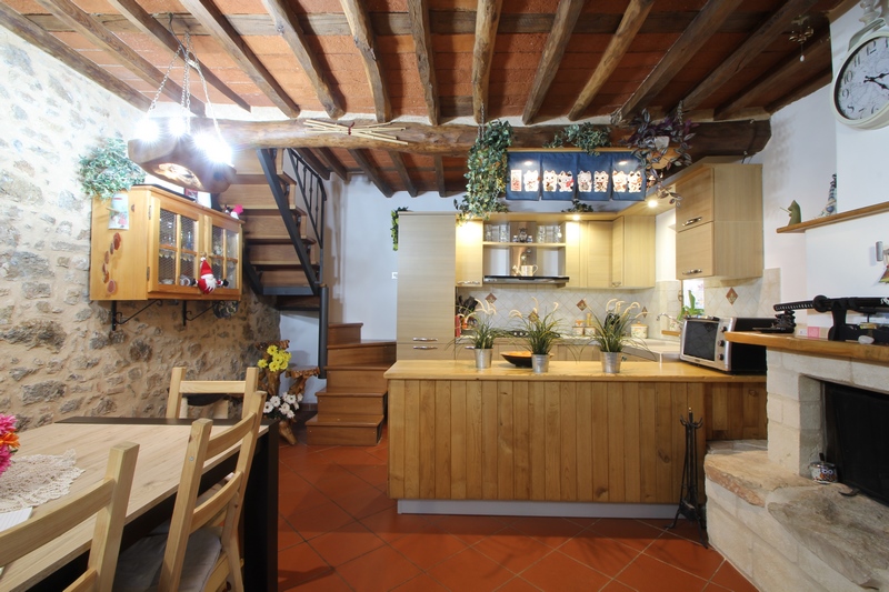 Casa con cortile interno e ampio terreno