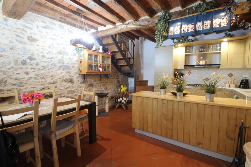 Casa con cortile interno e ampio terreno