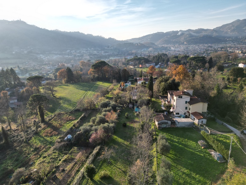 Casa con cortile interno e ampio terreno