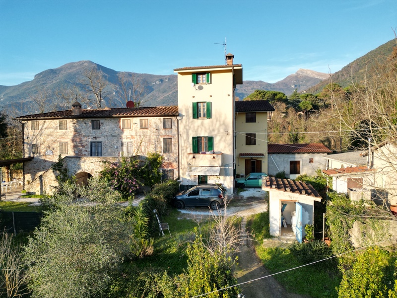 Casa con cortile interno e ampio terreno