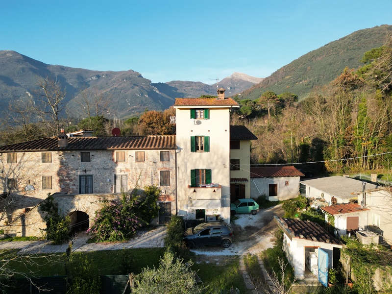 Casa con cortile interno e ampio terreno