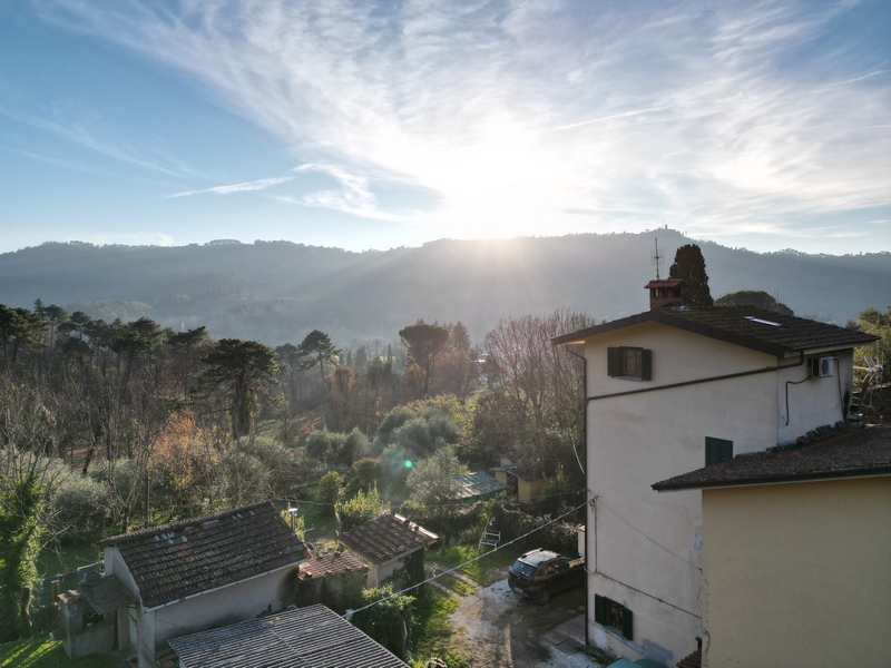 Casa con cortile interno e ampio terreno