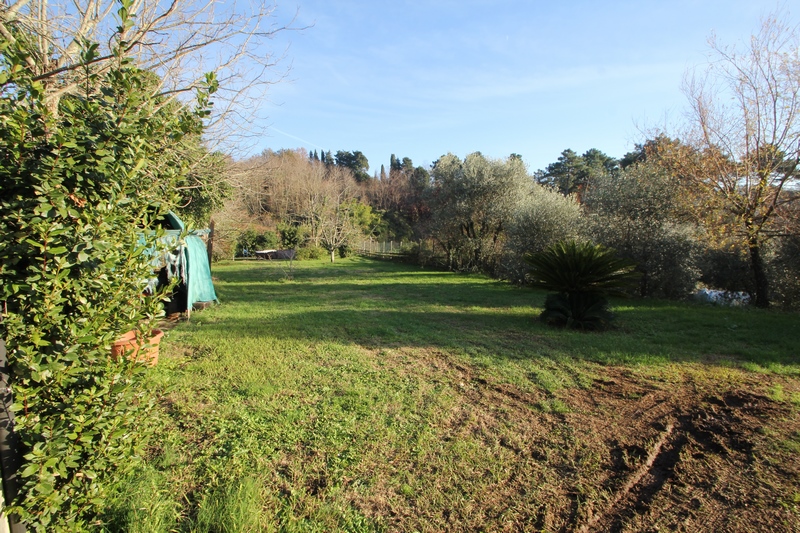 House with inner courtyard and large plot