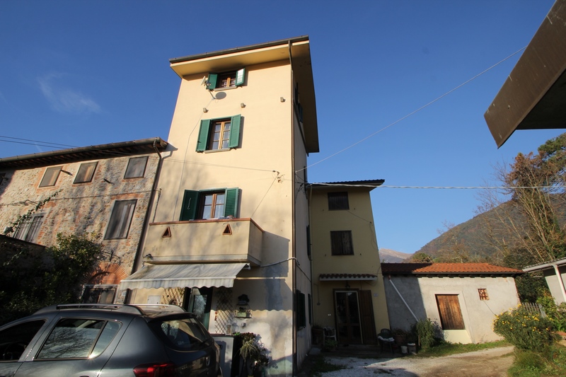 Casa con cortile interno e ampio terreno