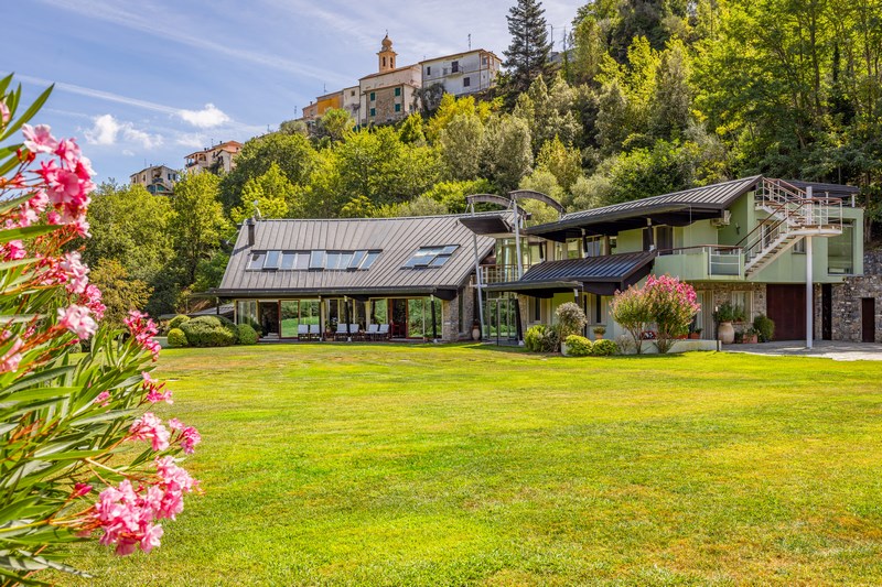 Prostorný dům s olivovým hájem u Imperie, Ligurie