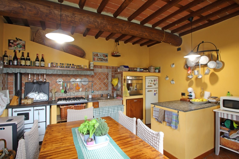 Casa Ristrutturata in Collina con Piscina e Vista Valle vicino Lucca