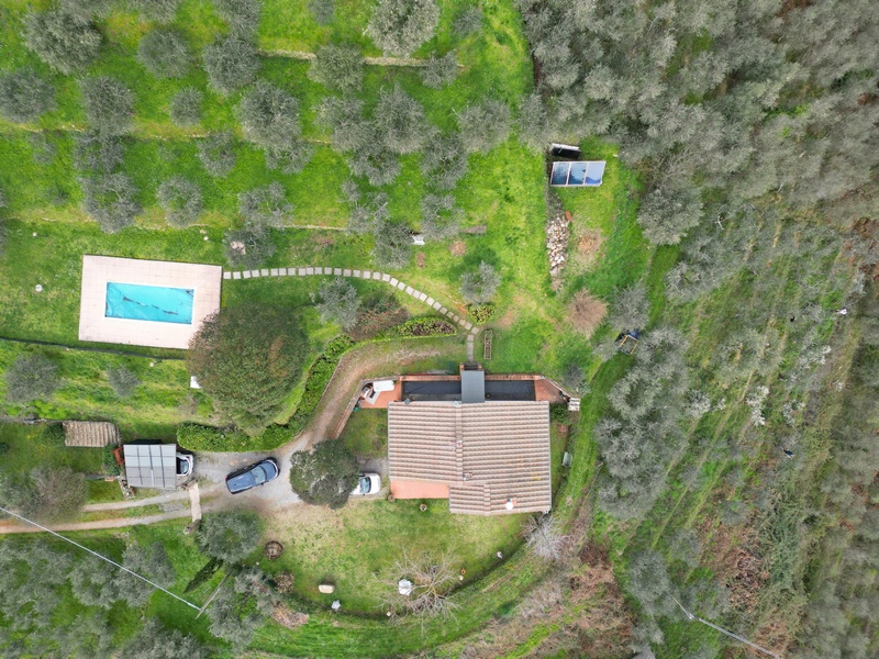 Casa Ristrutturata in Collina con Piscina e Vista Valle vicino Lucca