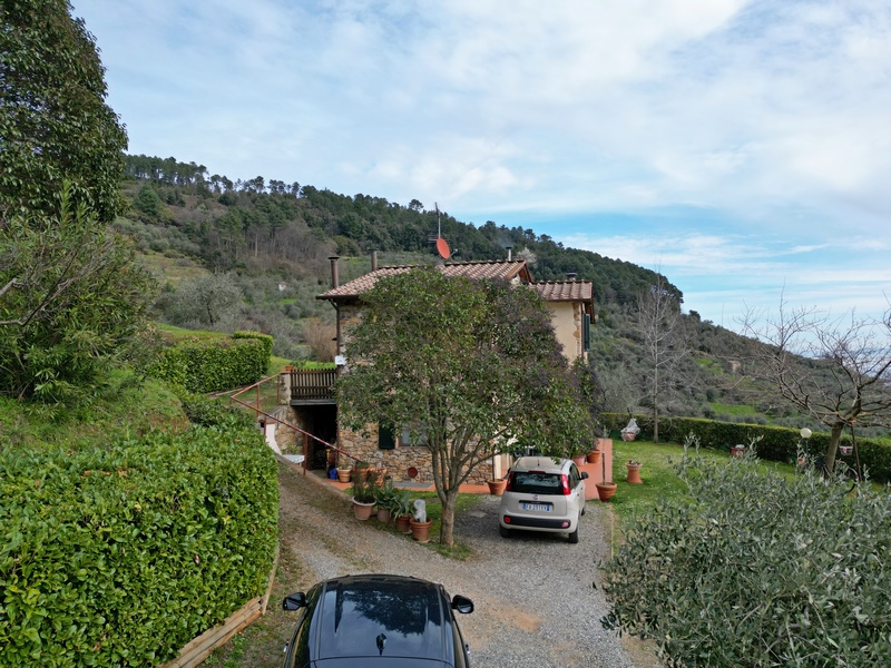 Casa Ristrutturata in Collina con Piscina e Vista Valle vicino Lucca