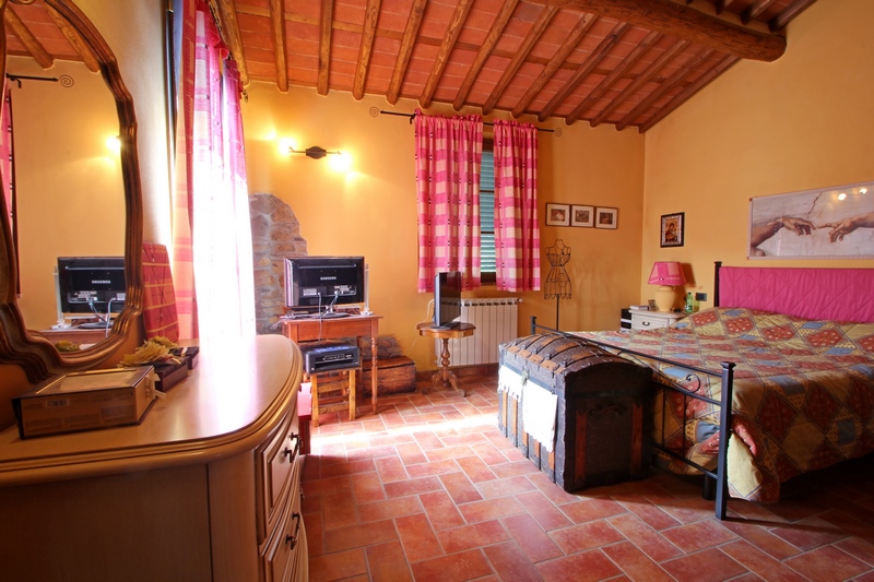 Casa Ristrutturata in Collina con Piscina e Vista Valle vicino Lucca