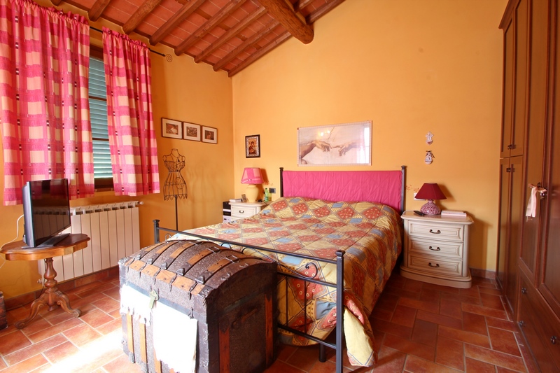 Casa Ristrutturata in Collina con Piscina e Vista Valle vicino Lucca