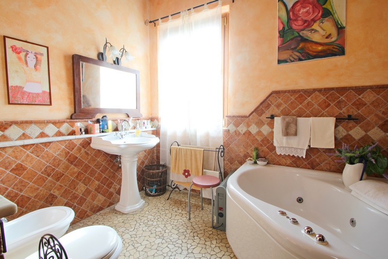 Casa Ristrutturata in Collina con Piscina e Vista Valle vicino Lucca