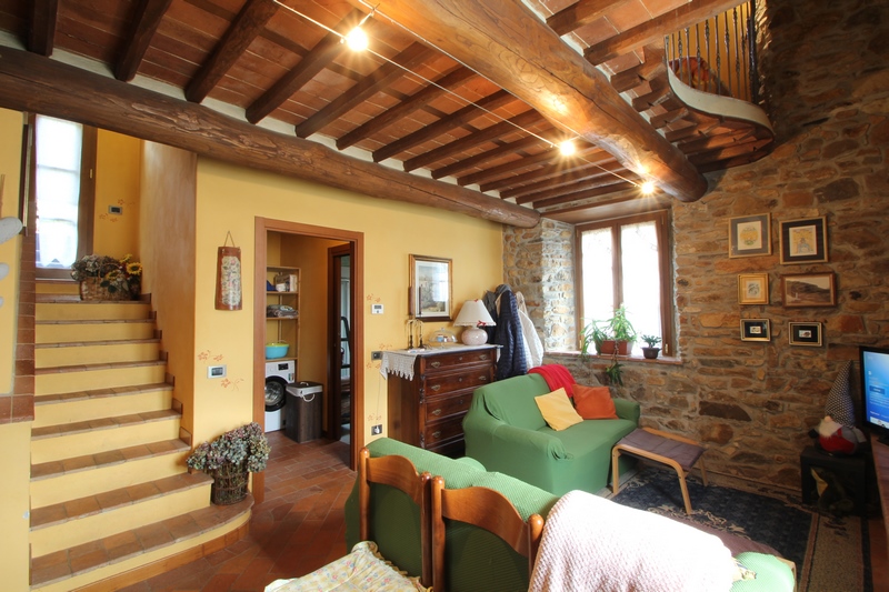 Casa Ristrutturata in Collina con Piscina e Vista Valle vicino Lucca