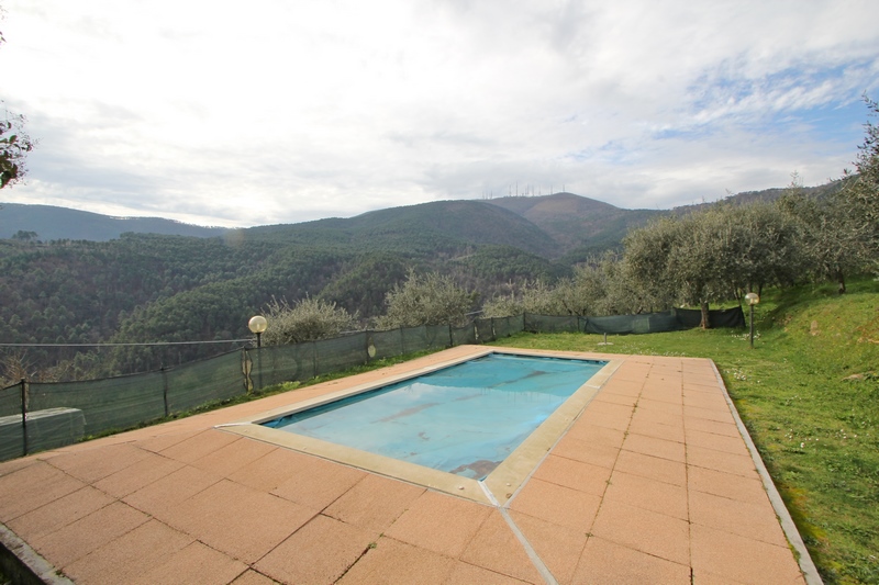 Casa Ristrutturata in Collina con Piscina e Vista Valle vicino Lucca