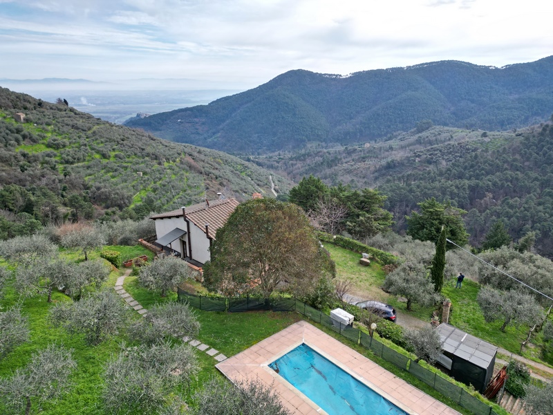 Casa Ristrutturata in Collina con Piscina e Vista Valle vicino Lucca