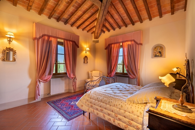 Villa Storica con Appartamenti Vacanza e Piscina nella Val di Chiana
