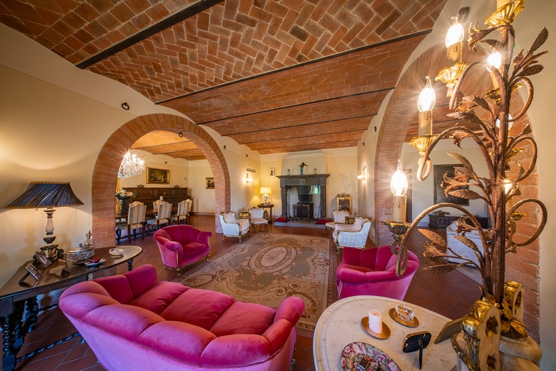 Villa Storica con Appartamenti Vacanza e Piscina nella Val di Chiana