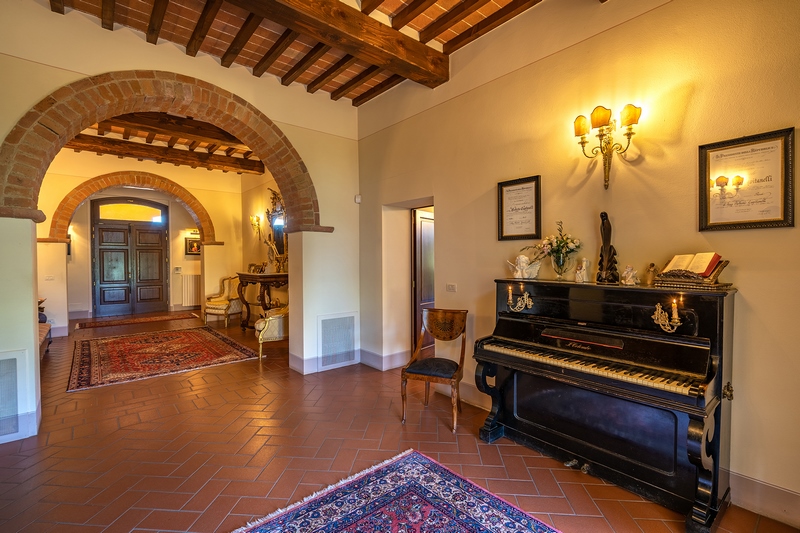 Villa Storica con Appartamenti Vacanza e Piscina nella Val di Chiana