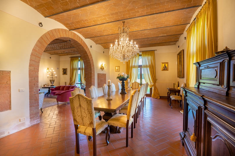 Villa Storica con Appartamenti Vacanza e Piscina nella Val di Chiana