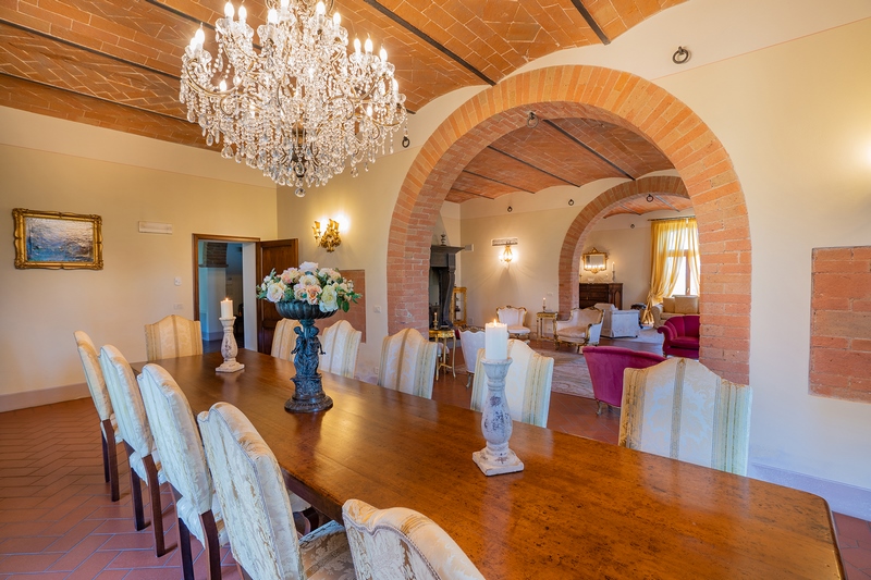 Villa Storica con Appartamenti Vacanza e Piscina nella Val di Chiana