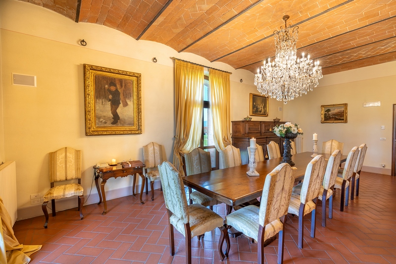 Villa Storica con Appartamenti Vacanza e Piscina nella Val di Chiana