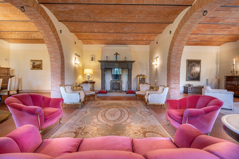 Villa Storica con Appartamenti Vacanza e Piscina nella Val di Chiana