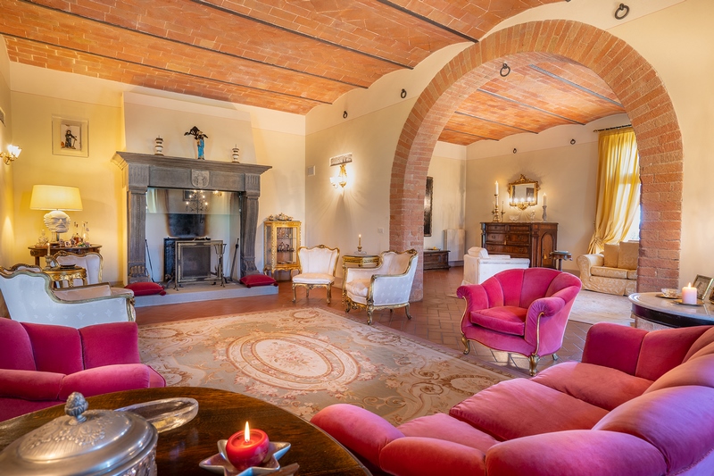 Villa Storica con Appartamenti Vacanza e Piscina nella Val di Chiana