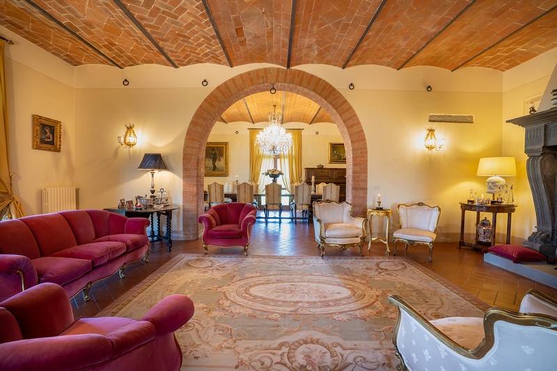 Villa Storica con Appartamenti Vacanza e Piscina nella Val di Chiana
