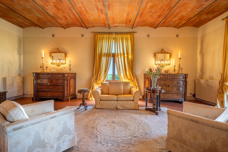 Villa Storica con Appartamenti Vacanza e Piscina nella Val di Chiana