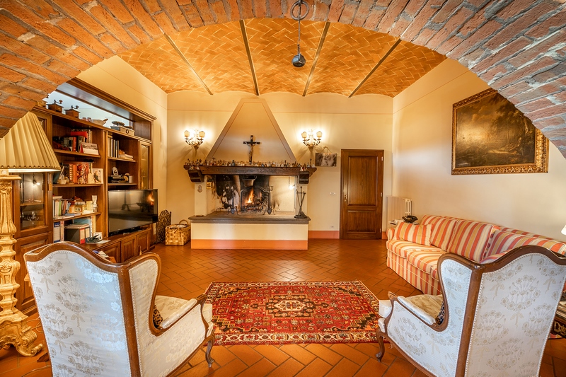 Villa Storica con Appartamenti Vacanza e Piscina nella Val di Chiana