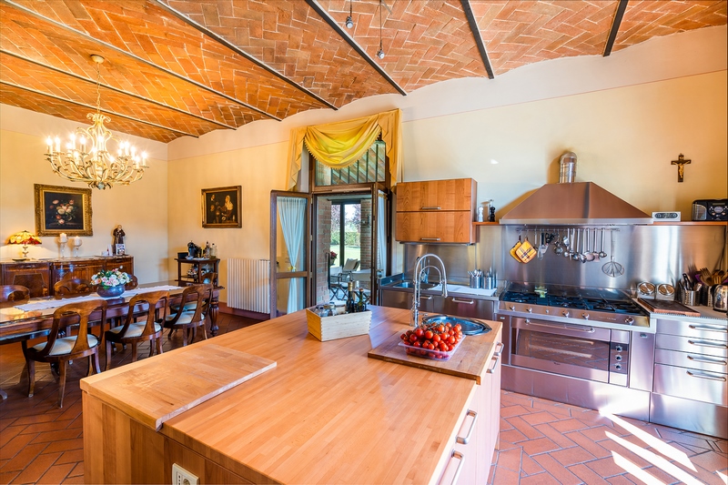 Villa Storica con Appartamenti Vacanza e Piscina nella Val di Chiana