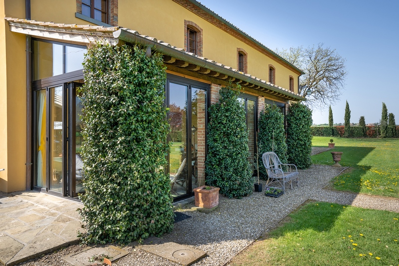 Villa Storica con Appartamenti Vacanza e Piscina nella Val di Chiana
