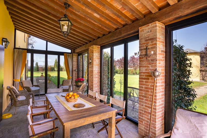 Villa Storica con Appartamenti Vacanza e Piscina nella Val di Chiana