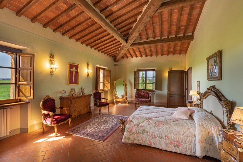 Villa Storica con Appartamenti Vacanza e Piscina nella Val di Chiana