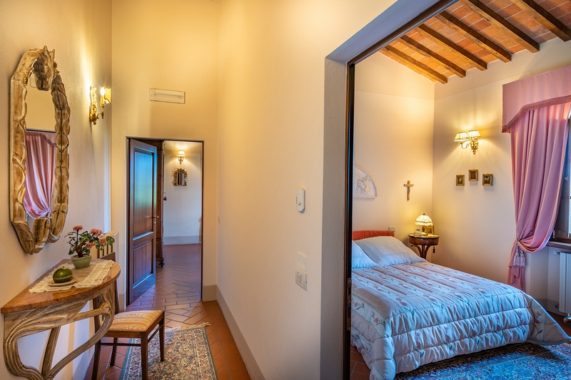 Villa Storica con Appartamenti Vacanza e Piscina nella Val di Chiana