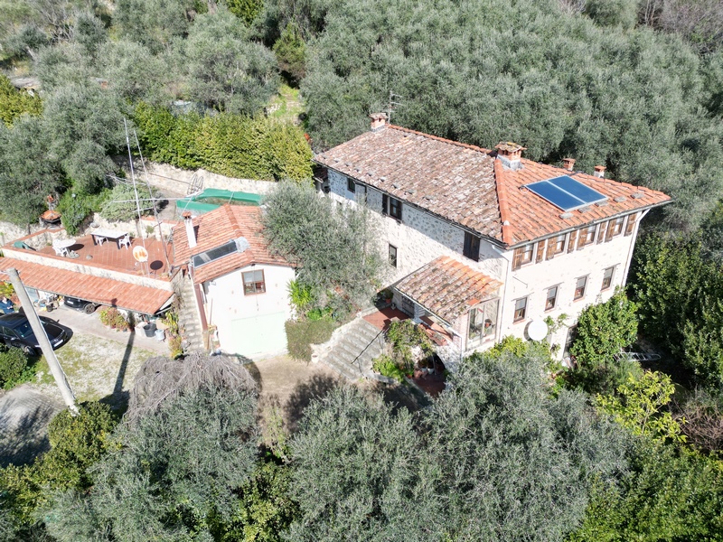 Isoliertes Steinhaus mit Gästehaus oberhalb Camaiore