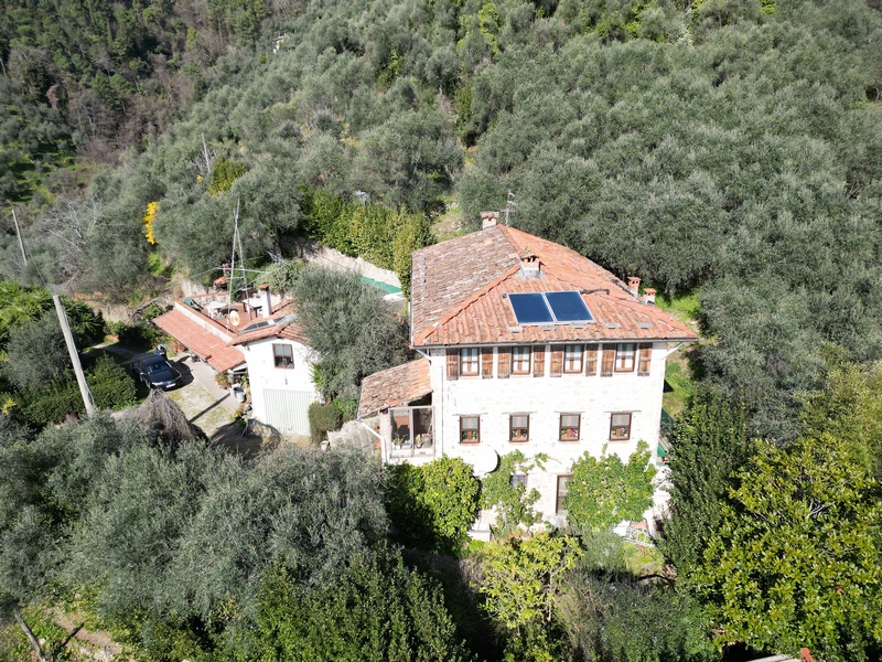 Isoliertes Steinhaus mit Gästehaus oberhalb Camaiore