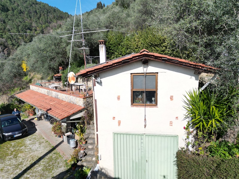 Isoliertes Steinhaus mit Gästehaus oberhalb Camaiore