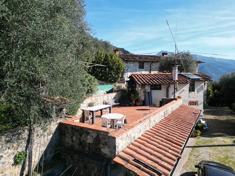 Isoliertes Steinhaus mit Gästehaus oberhalb Camaiore