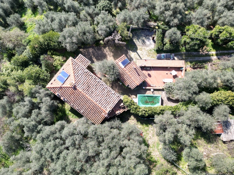 Isoliertes Steinhaus mit Gästehaus oberhalb Camaiore