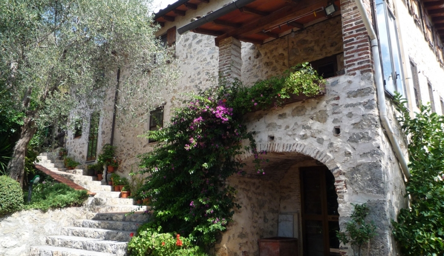 Isolated stone house with guest house above Camaiore