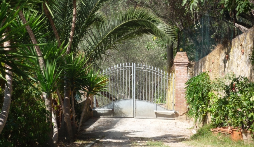 Casa in pietra isolata con dependance sopra Camaiore