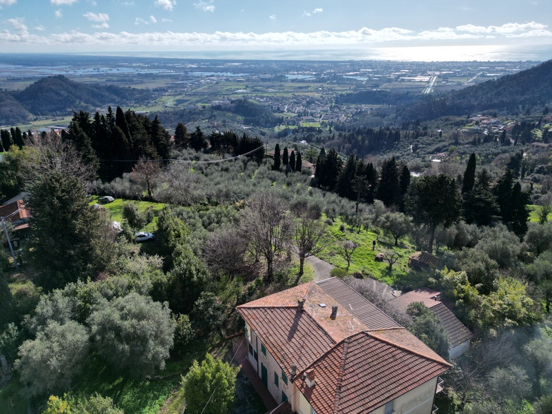 Sanierungsobjekt mit Meerblick bei Massarosa