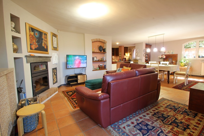 Detached Villa with Pool Near Sarzana – Ideal for Living & Rental